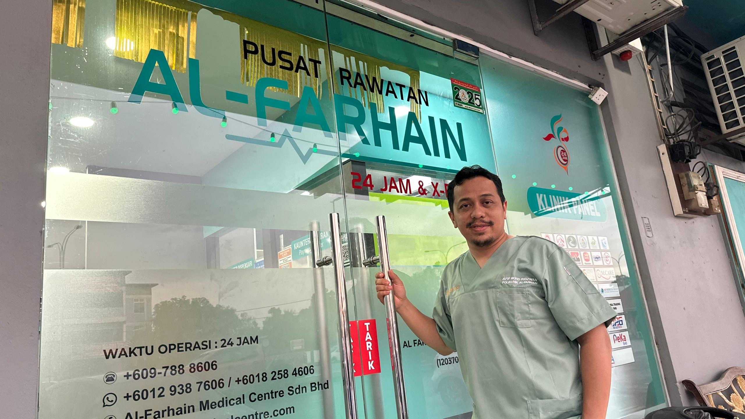 Dr Afif di hadapan klinik Al-Farhain