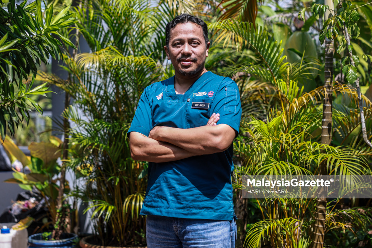 Dr Afif dengan sijil perubatan - Malaysia Gazette Interview